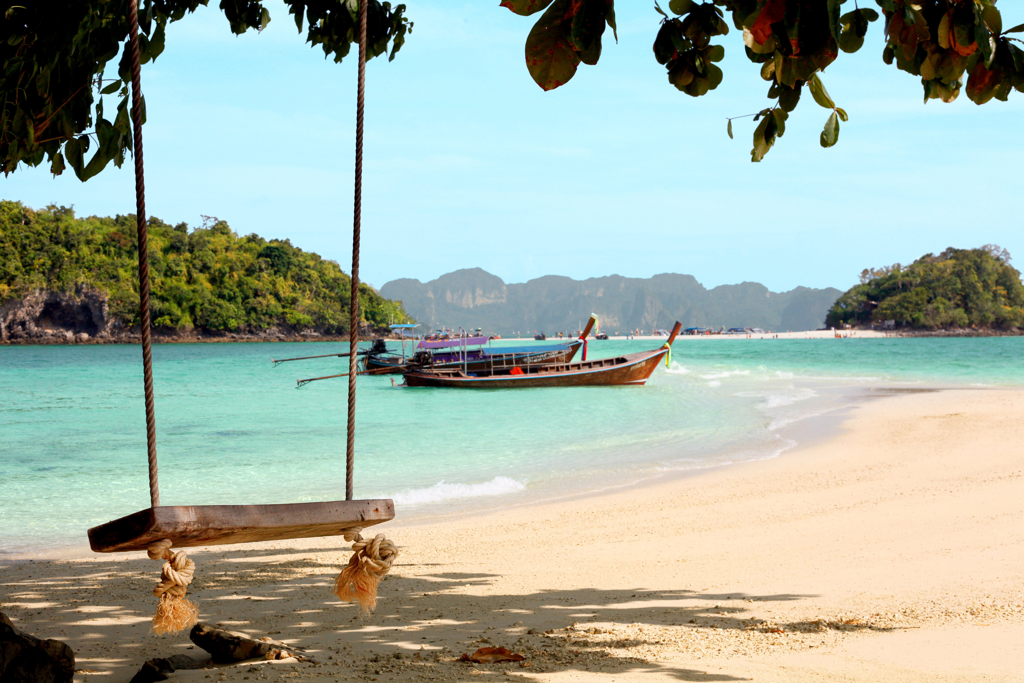 Från Ao Nang och Klong Muang går båtturer till Chicken Island och Tub Island