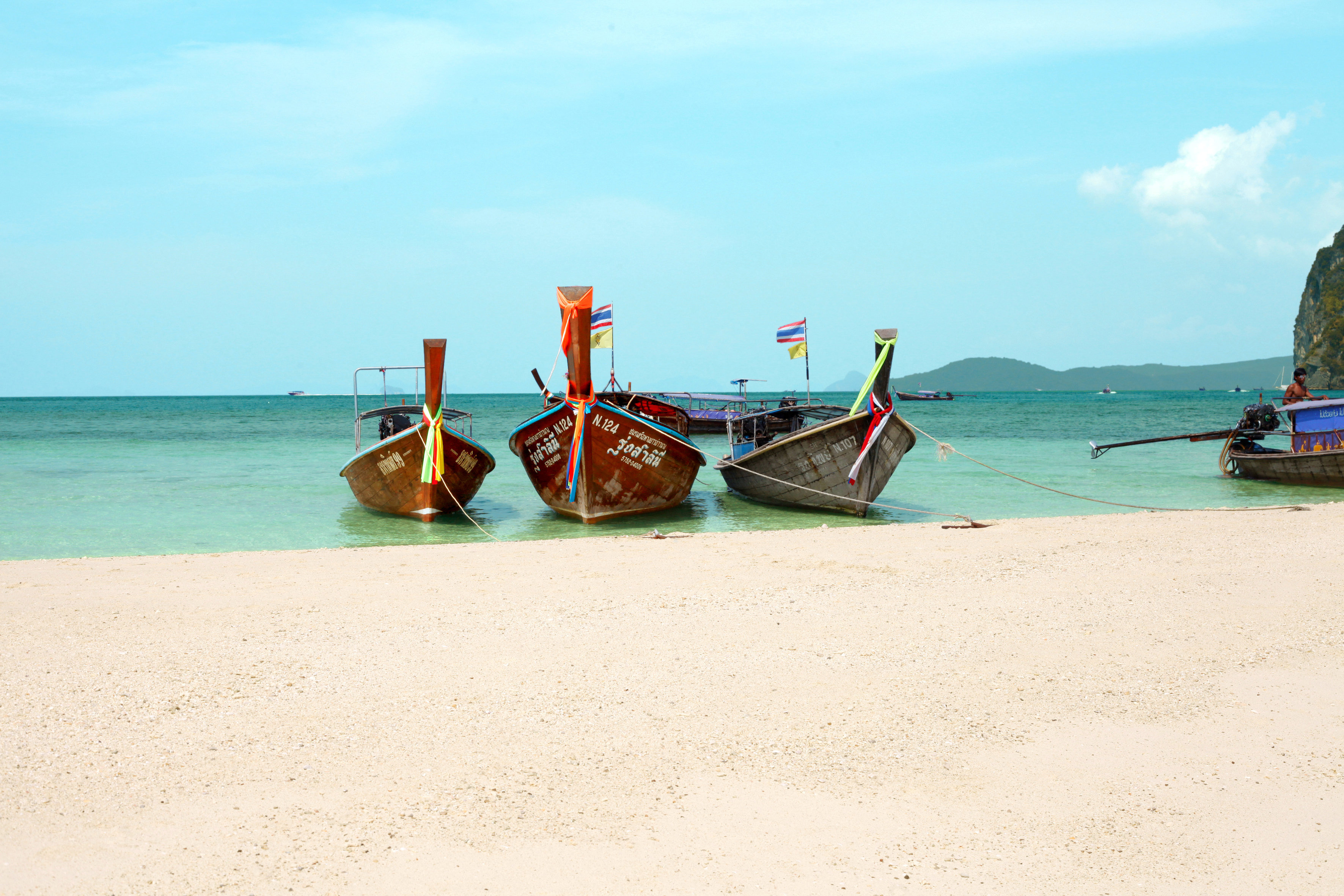 Från Ao Nang och Klong Muang går båtturer till Chicken Island och Tub Island