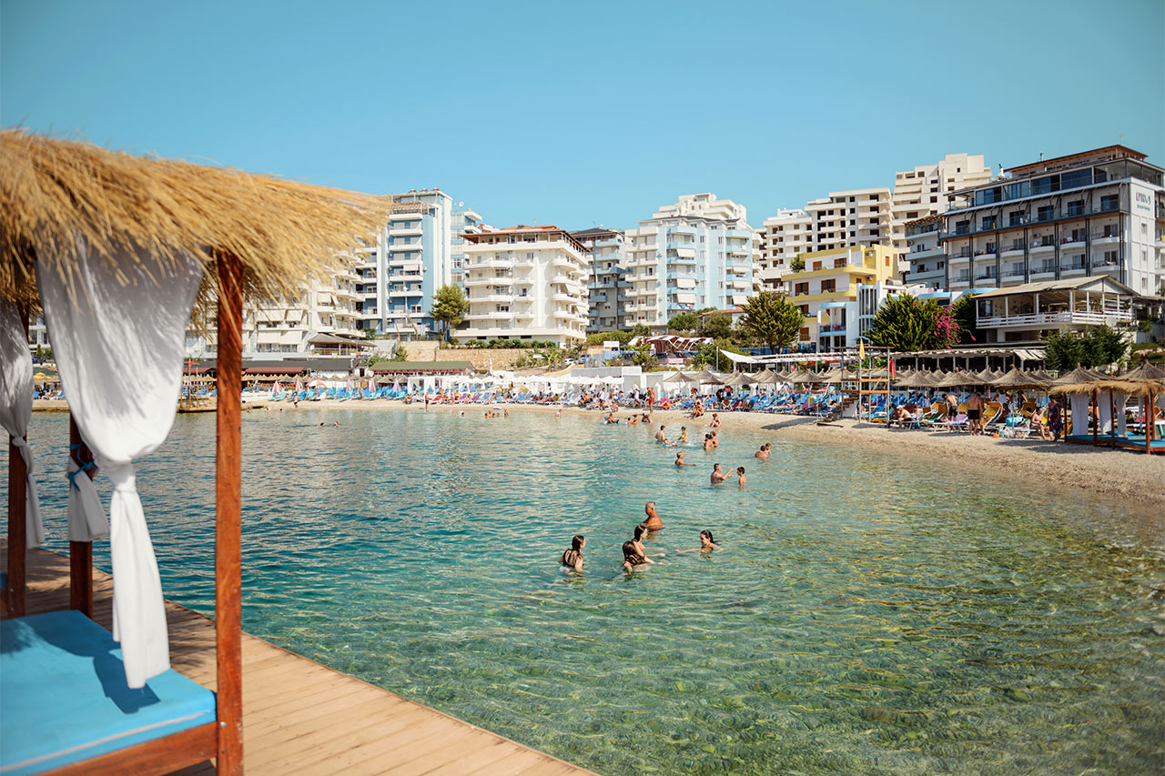 Stranden närmast hotellen Epirus och Apollon