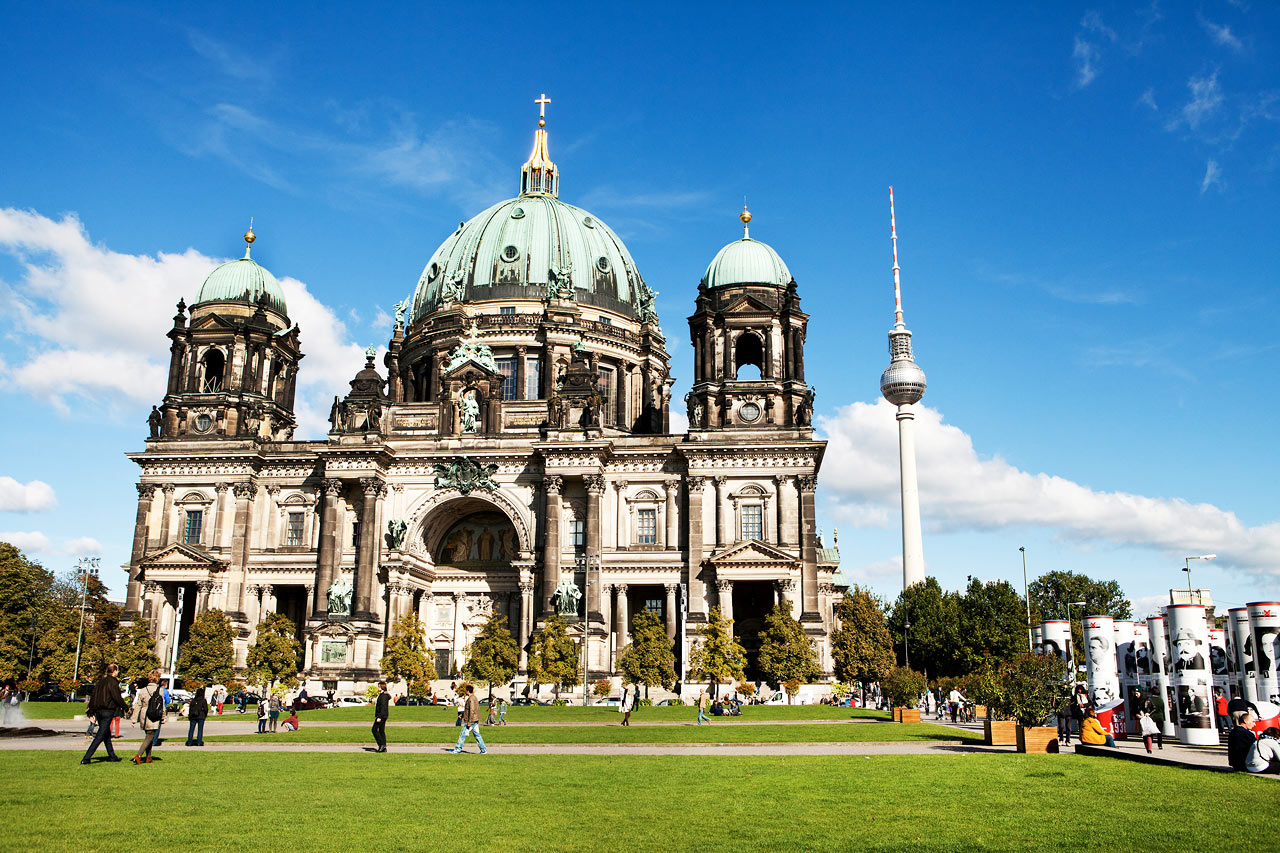 Berliner Dom med tv-tornet på Alexanderplatz i bakgrunden, Berlin