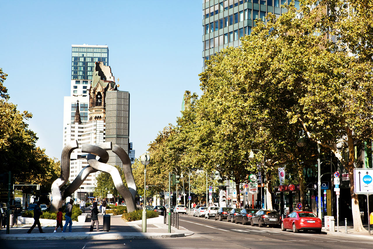 Shoppinggatan Kurfürstendamm med skulpturen "Berlin" och Kaiser-Wilhelm-Gedächtniskirche, Berlin