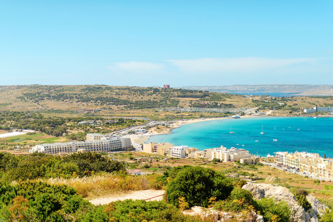 Vy över stranden i Mellieha