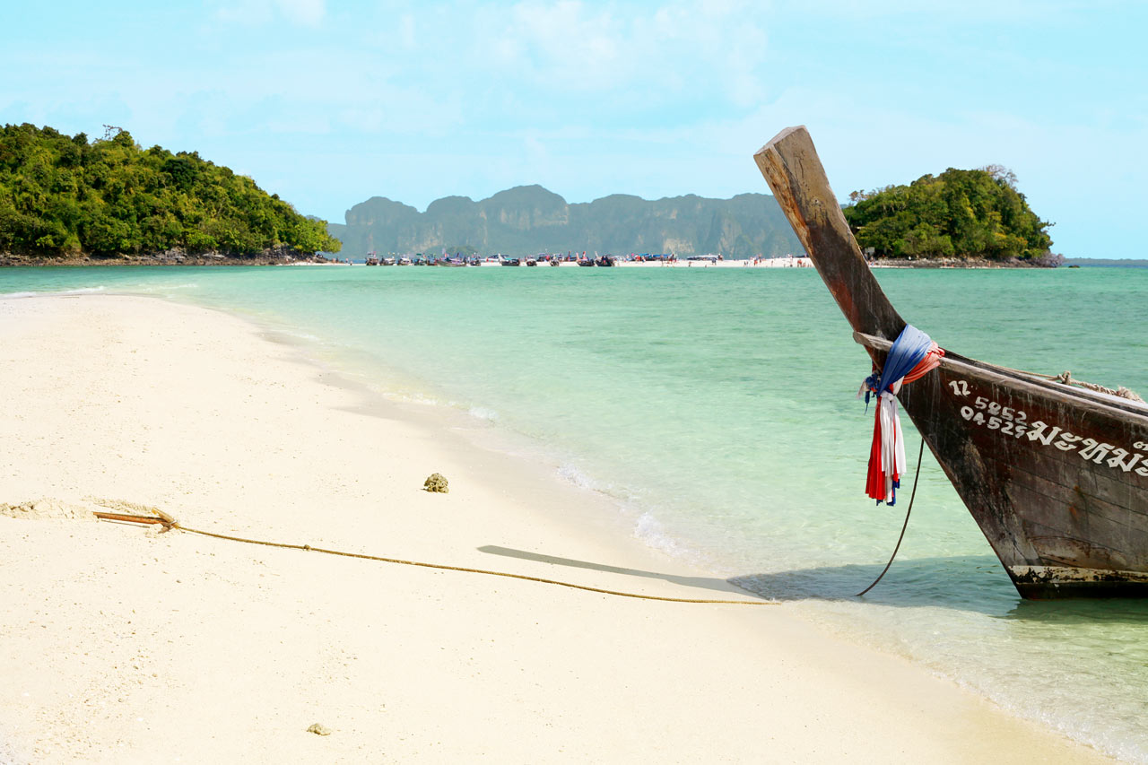 Från Ao Nang och Klong Muang kan du åkta båt till Chicken och Tup Island.