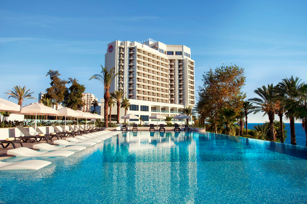 Poolen på Akra Hotel