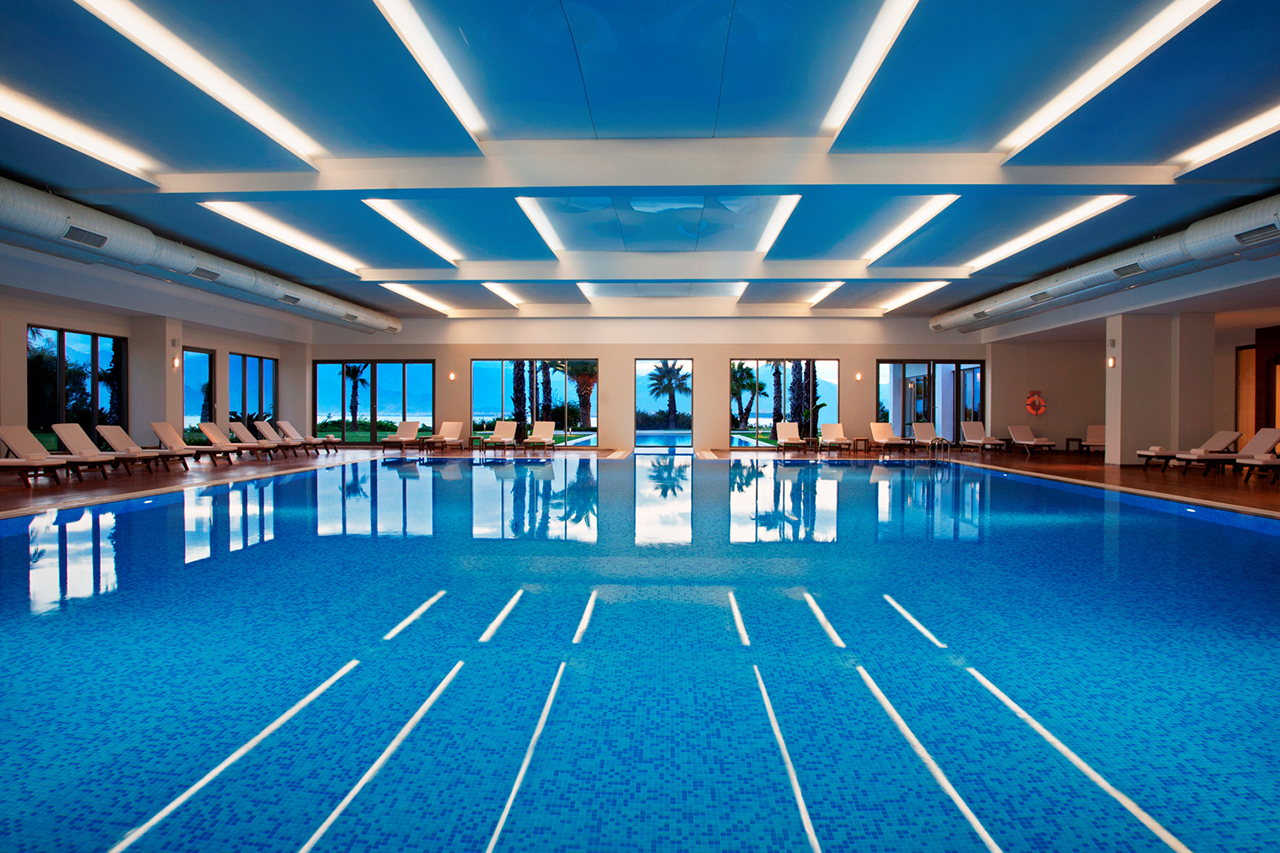 Inomhuspoolen på Akra Hotel