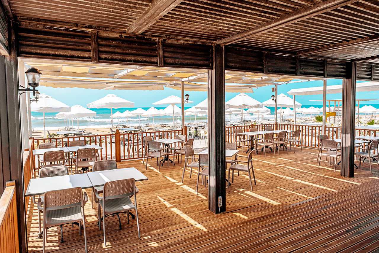 På Sides östra strand ligger Sunwing Side Beachs egen Beach Club.