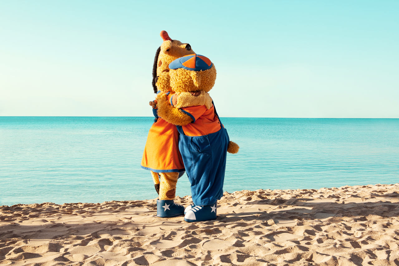Kom till Sunwing Side Beach och träffa den kloke Bernie och den nyfikne giraffen Lollo.