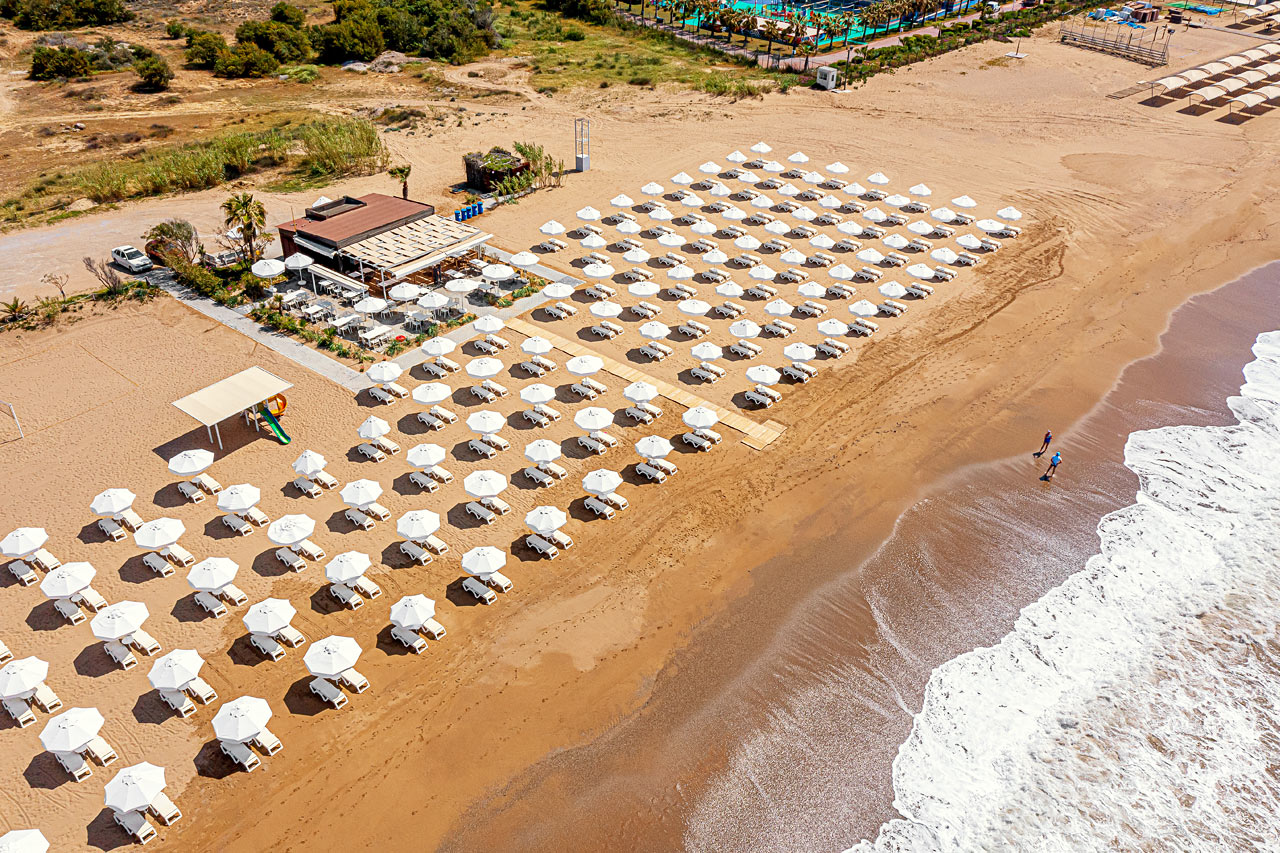 På stranden vid Sunwing Side Beach finns det gott om solstolar och parasoll,