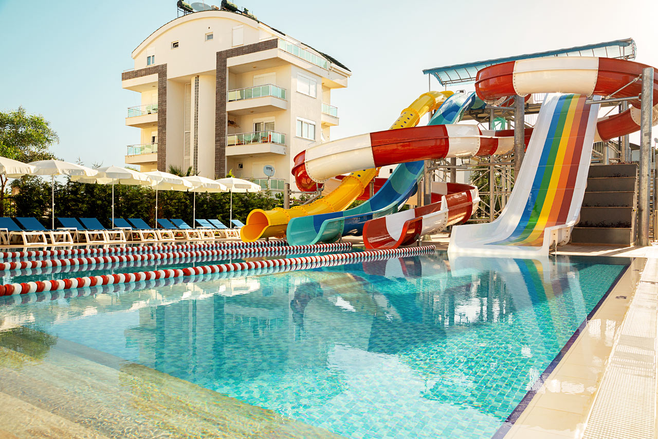 Poolen med vattenrutschbanor som byggdes inför sommaren 2019