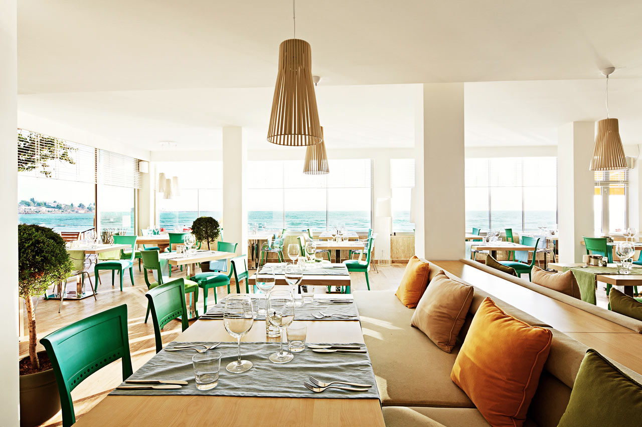 I Sunprime Restaurant & Bar väljer du själv om du vill sitta inne eller ute. Utsikten är lika fantastisk vad du än väljer.