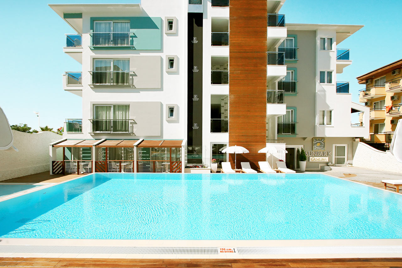 På hotellet finns två poolområden, båda i anslutning till Sunprime Lounge