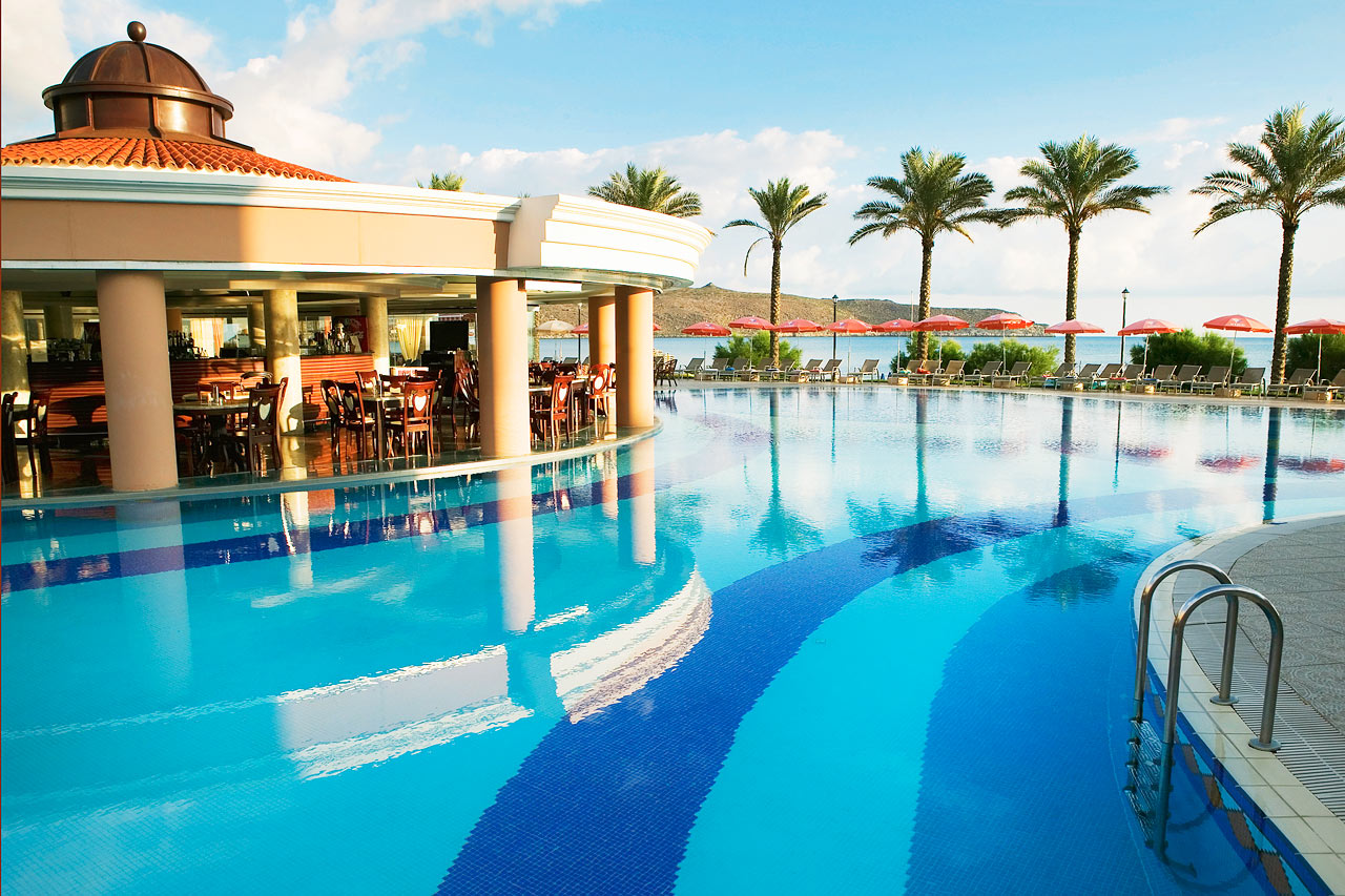 Smakfullt designad pool med utsikt över havet.