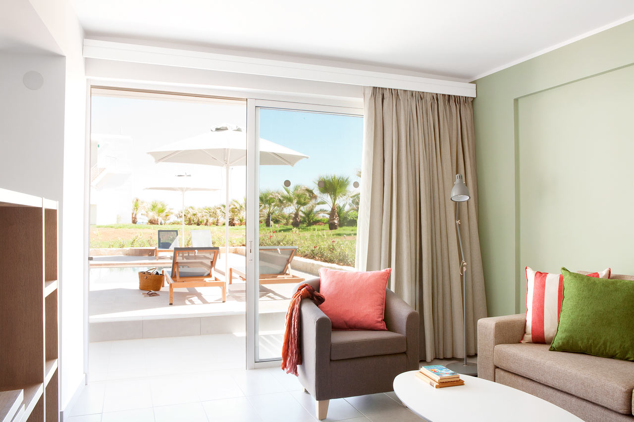 Classic Suite med Swim Out, terrass med direkt poolaccess.
