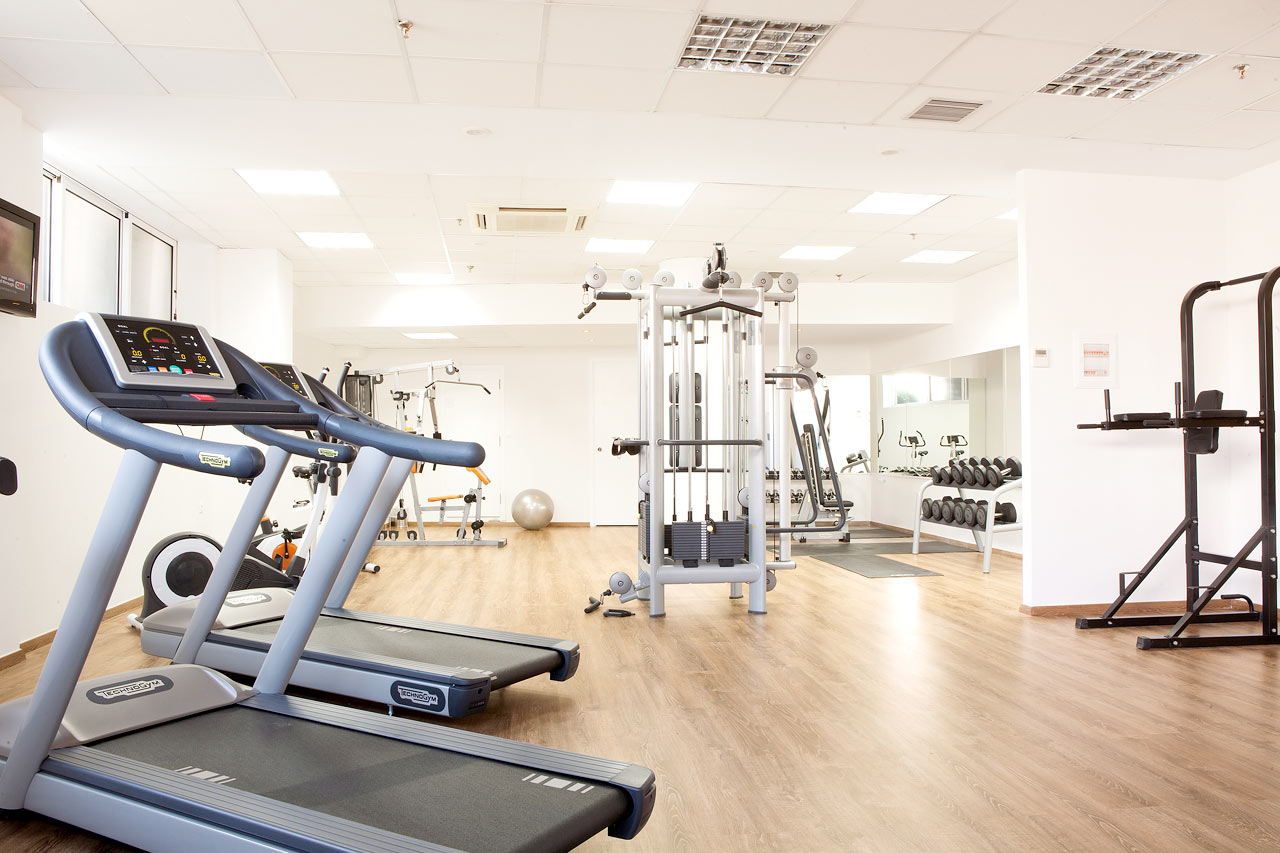 Gym med både maskiner och fria vikter.