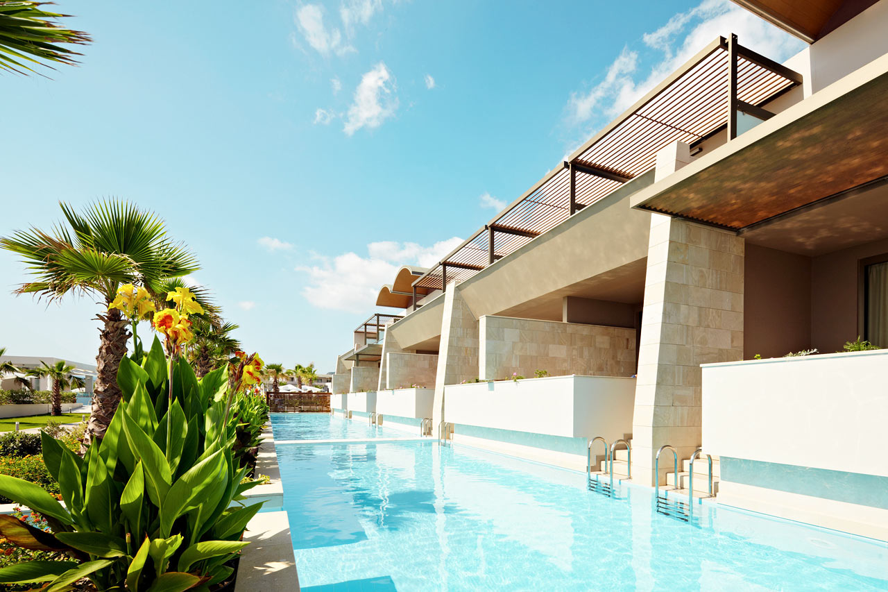 Dubbelrum med direkt access till gemensam pool (trappor ner i poolen)