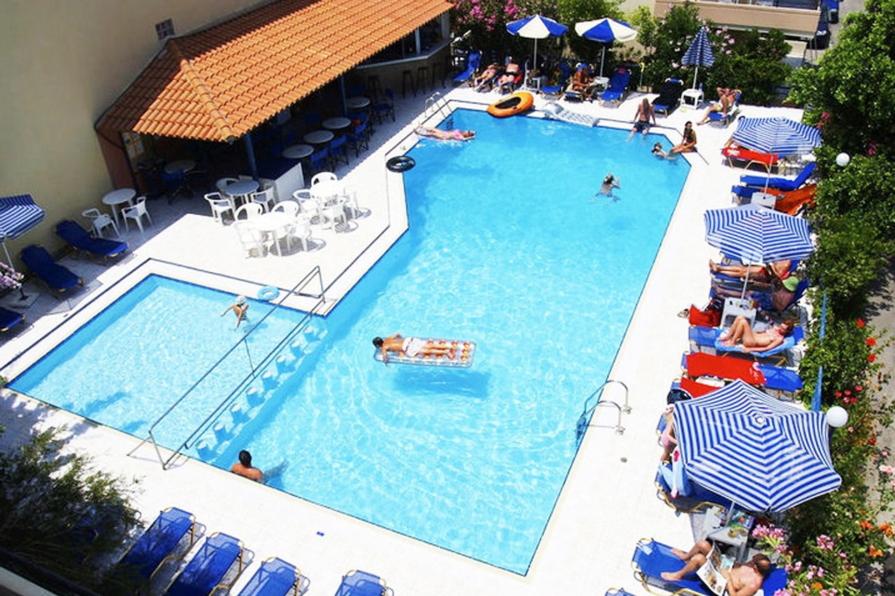 Poolen och barnpoolen vid den äldre delen