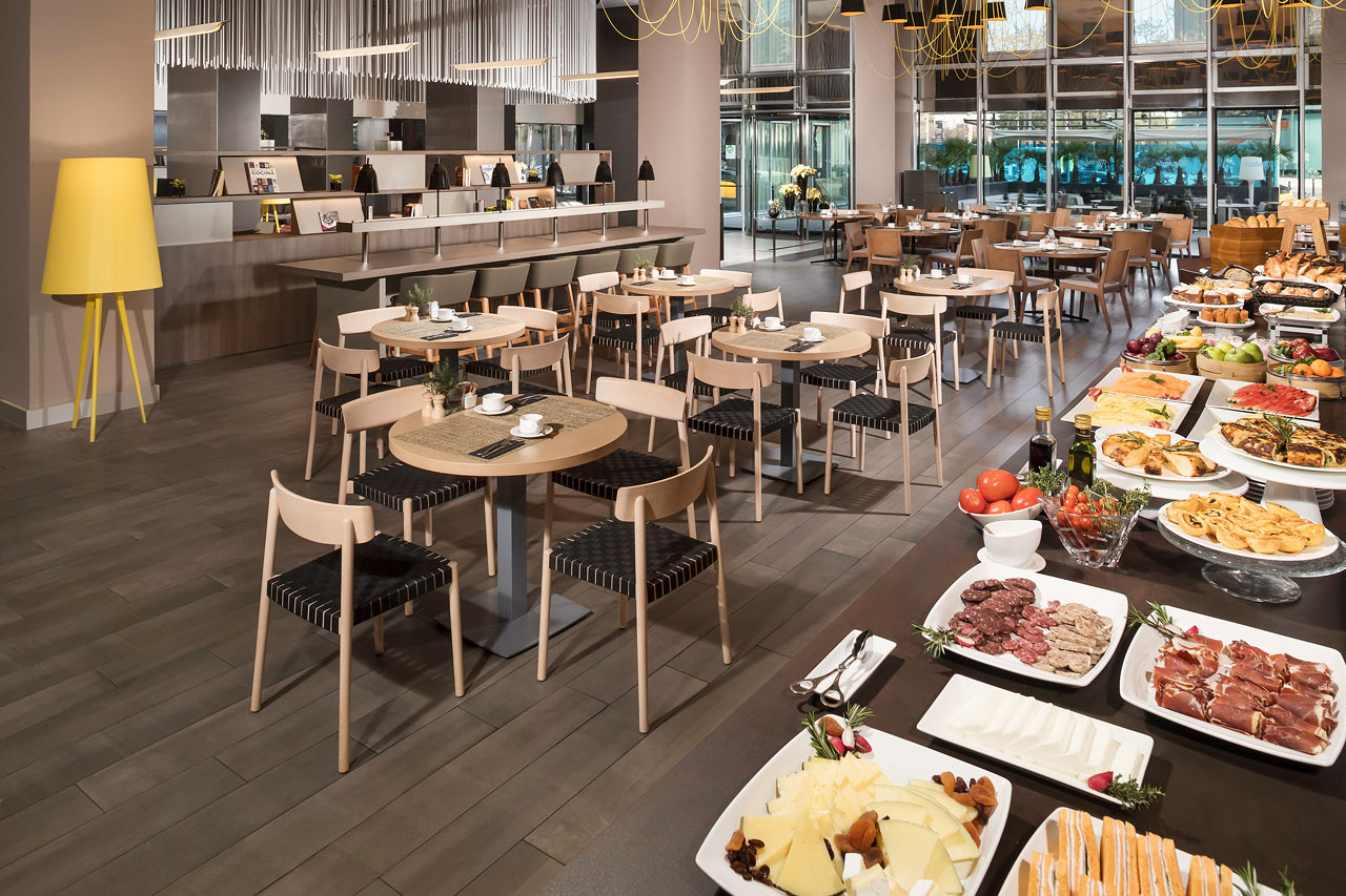 Frukostbuffé i restaurangen