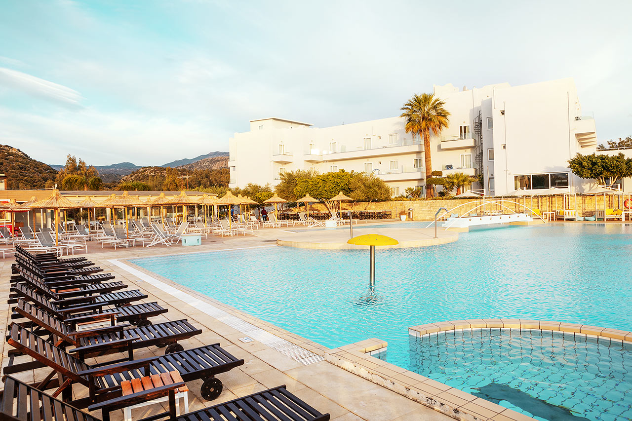 Bilden visar poolområdet med två pooler, à la carte-restaurang och poolbar som har stängt sommaren 2020 p.g.a. covid-19. Dessa faciliteter öppnar igen 2021.