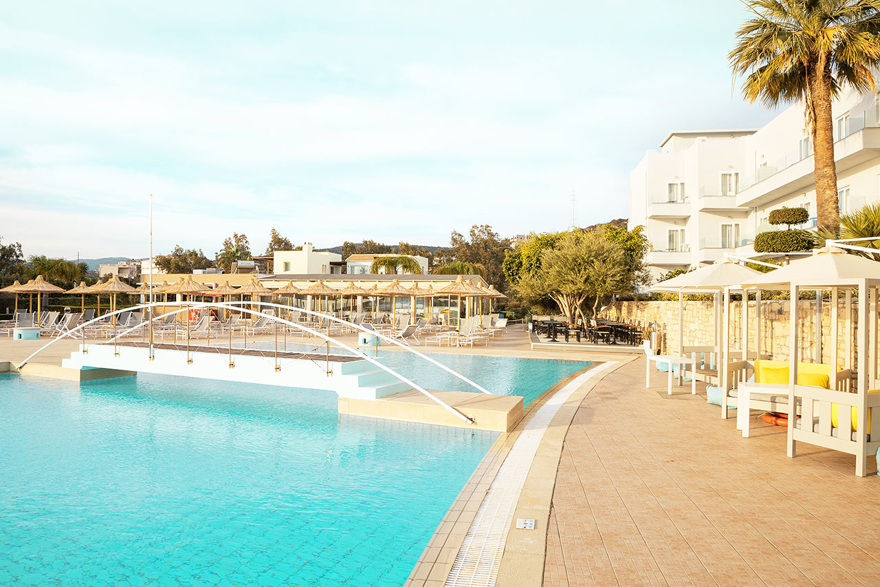 Bilden visar poolområdet med två pooler, à la carte-restaurang och poolbar som har stängt sommaren 2020 p.g.a. covid-19. Dessa faciliteter öppnar igen 2021.