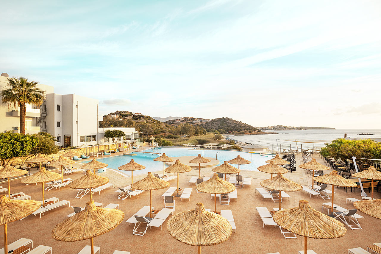 Bilden visar poolområdet med två pooler, à la carte-restaurang och poolbar som har stängt sommaren 2020 p.g.a. covid-19. Dessa faciliteter öppnar igen 2021.