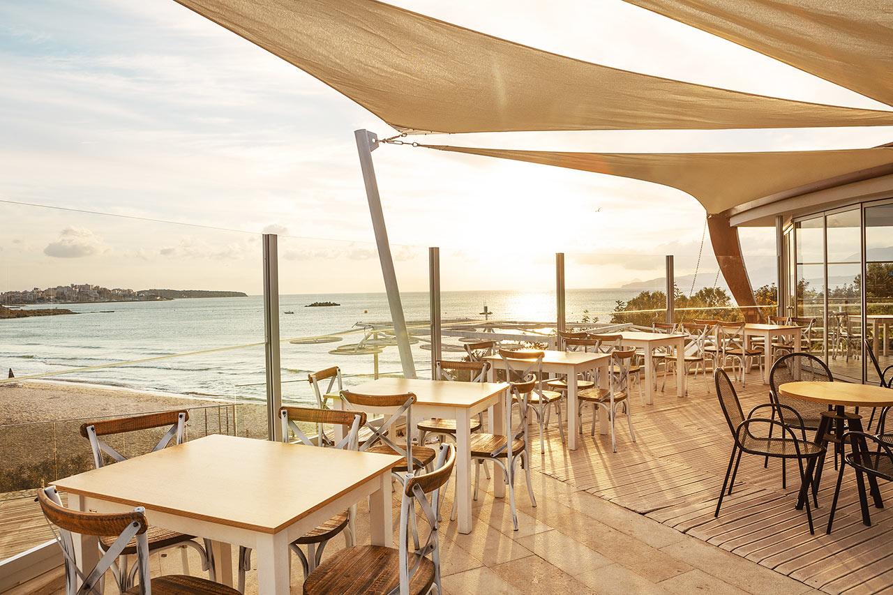 Bilden visar poolområdet med två pooler, à la carte-restaurang och poolbar som har stängt sommaren 2020 p.g.a. covid-19. Dessa faciliteter öppnar igen 2021.