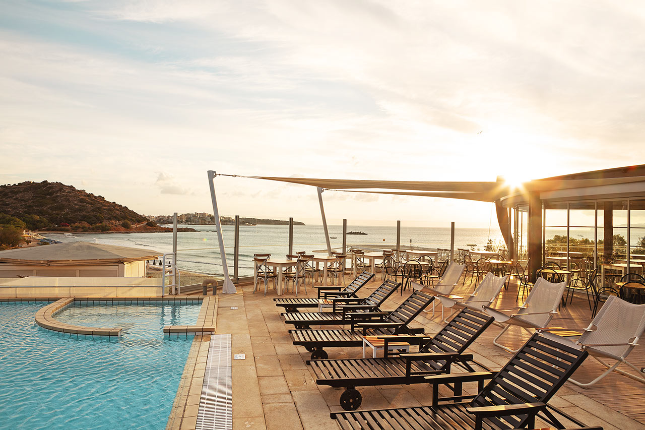 Bilden visar poolområdet med två pooler, à la carte-restaurang och poolbar som har stängt sommaren 2020 p.g.a. covid-19. Dessa faciliteter öppnar igen 2021.