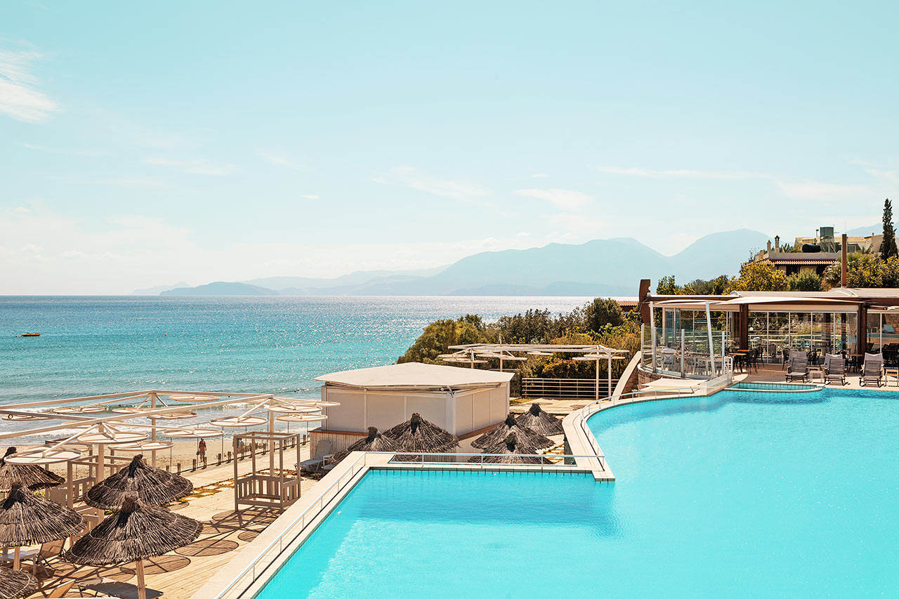 Bilden visar poolområdet med två pooler, à la carte-restaurang och poolbar som har stängt sommaren 2020 p.g.a. covid-19. Dessa faciliteter öppnar igen 2021.