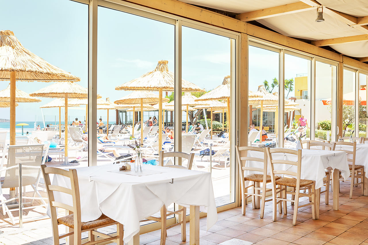 Bilden visar poolområdet med två pooler, à la carte-restaurang och poolbar som har stängt sommaren 2020 p.g.a. covid-19. Dessa faciliteter öppnar igen 2021.