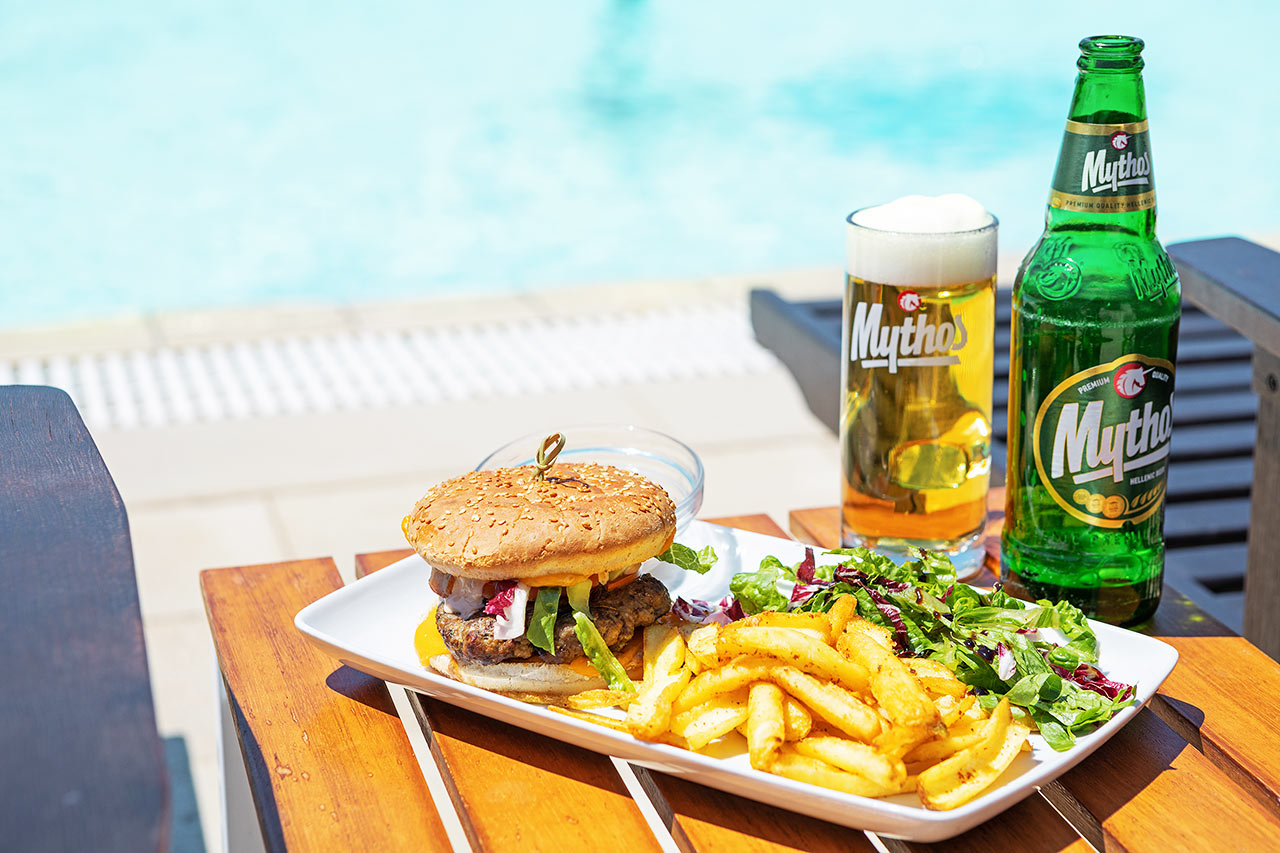 Bilden visar poolområdet med två pooler, à la carte-restaurang och poolbar som har stängt sommaren 2020 p.g.a. covid-19. Dessa faciliteter öppnar igen 2021.