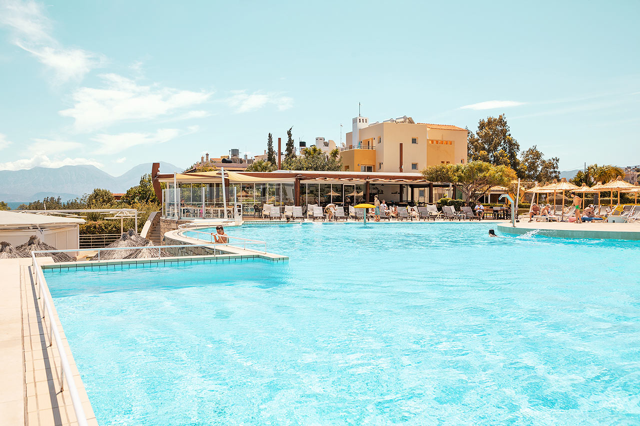 Bilden visar poolområdet med två pooler, à la carte-restaurang och poolbar som har stängt sommaren 2020 p.g.a. covid-19. Dessa faciliteter öppnar igen 2021.
