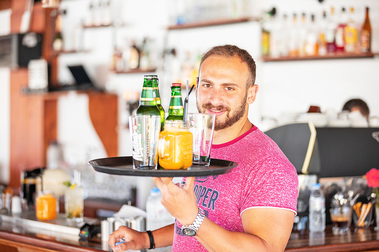 Bilden visar poolområdet med två pooler, à la carte-restaurang och poolbar som har stängt sommaren 2020 p.g.a. covid-19. Dessa faciliteter öppnar igen 2021.