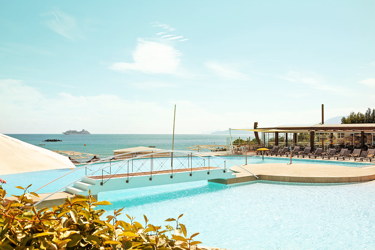 Bilden visar poolområdet med två pooler, à la carte-restaurang och poolbar som har stängt sommaren 2020 p.g.a. covid-19. Dessa faciliteter öppnar igen 2021.