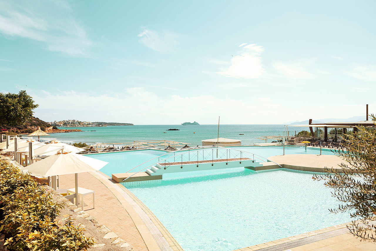 Bilden visar poolområdet med två pooler, à la carte-restaurang och poolbar som har stängt sommaren 2020 p.g.a. covid-19. Dessa faciliteter öppnar igen 2021.