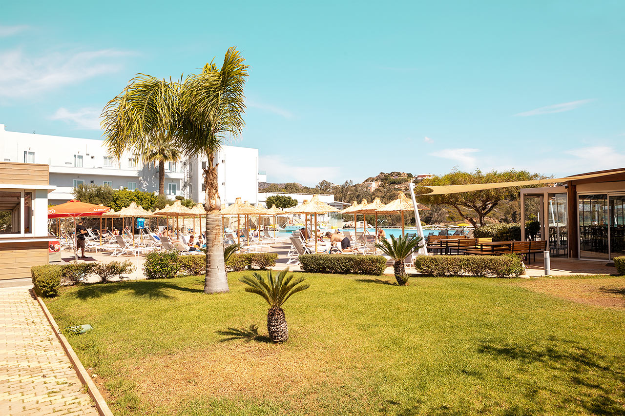 Bilden visar poolområdet med två pooler, à la carte-restaurang och poolbar som har stängt sommaren 2020 p.g.a. covid-19. Dessa faciliteter öppnar igen 2021.