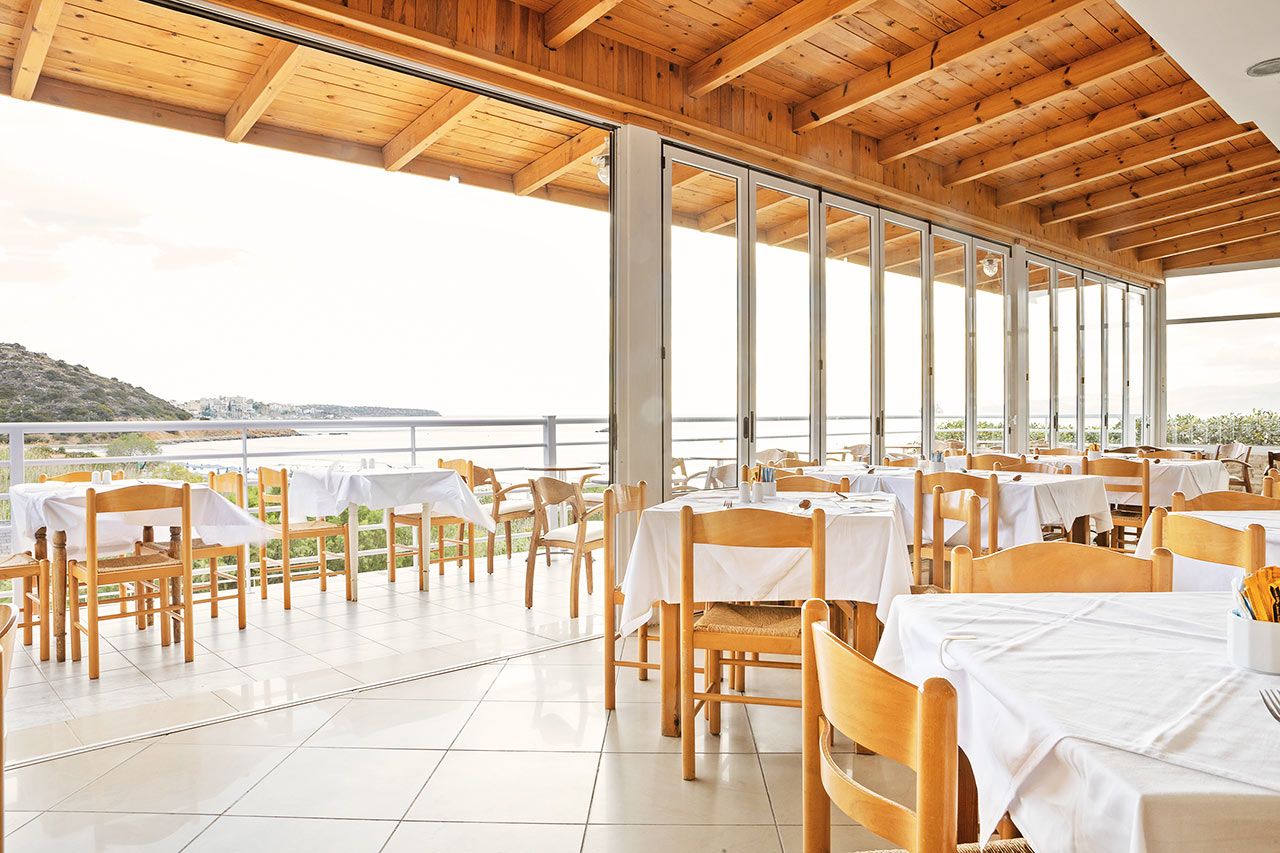 Bilden visar poolområdet med två pooler, à la carte-restaurang och poolbar som har stängt sommaren 2020 p.g.a. covid-19. Dessa faciliteter öppnar igen 2021.