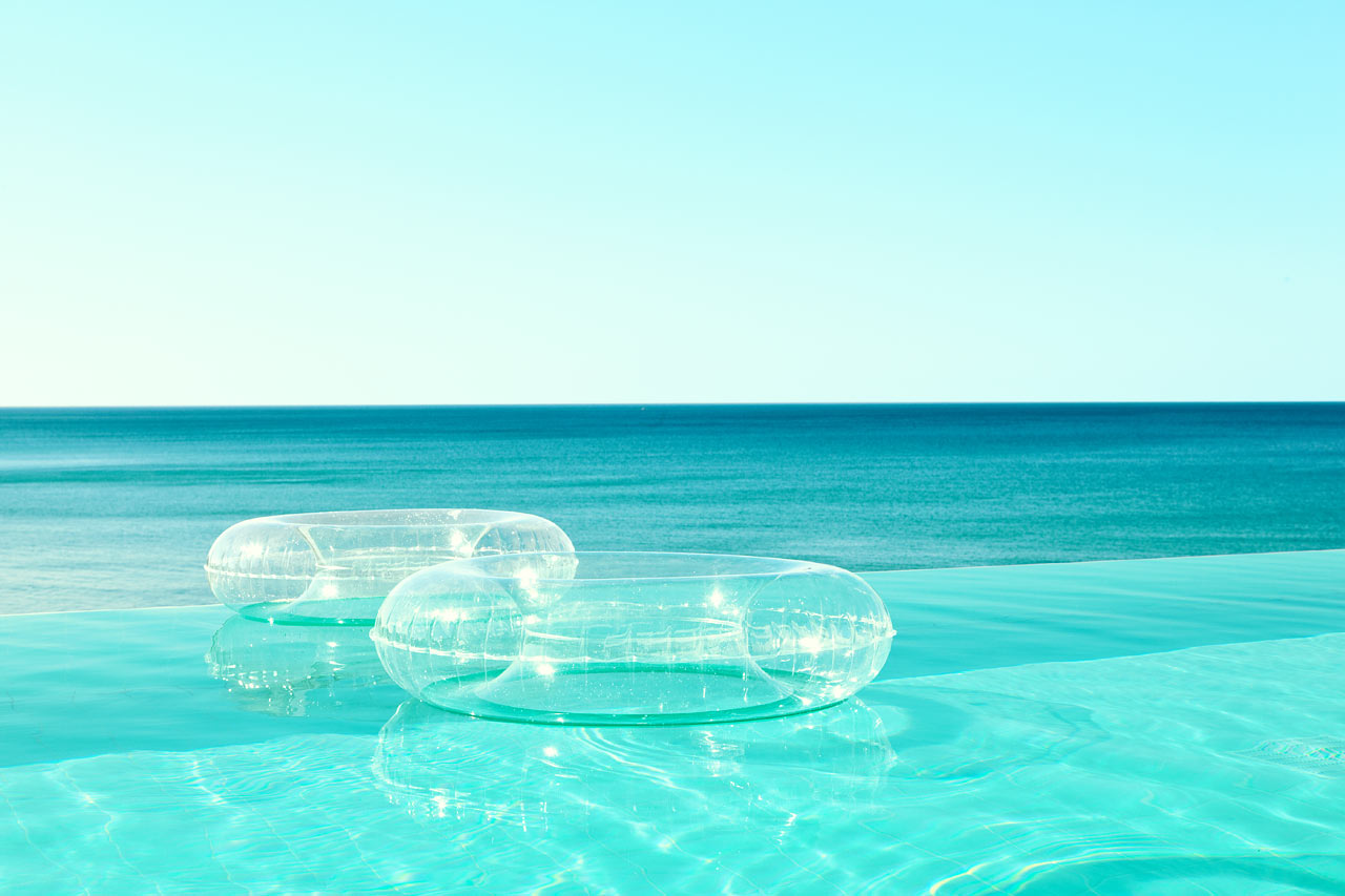 I Beach Club Pool simmar du med utsikt över havet.