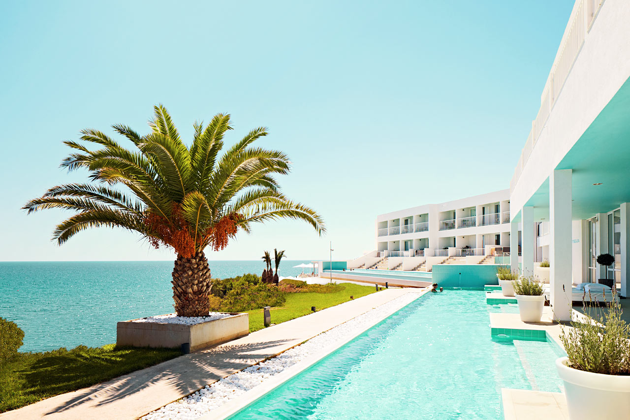 Passa på att ta ett svalkande dopp i Beach Club Spa Pool i samband med din spabehandling.