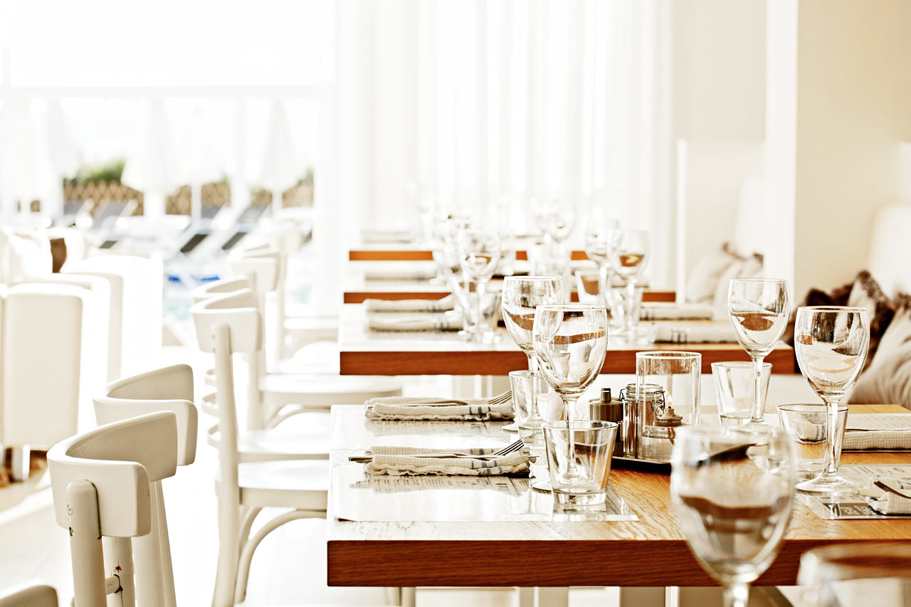 Ute eller inne? I restaurangen äter du vällagad mat där du vill.