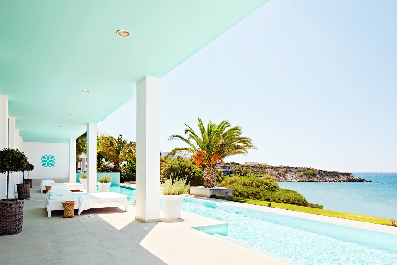 Vid Beach Club Spa Pool kan du koppla av efter en skön spabehandling
