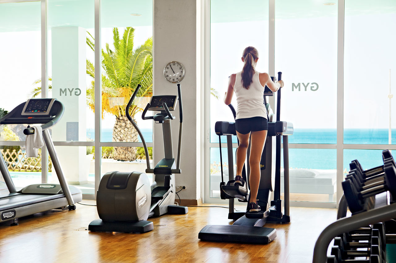Svettas på gymmet samtidigt som du njuter av havsutsikten.