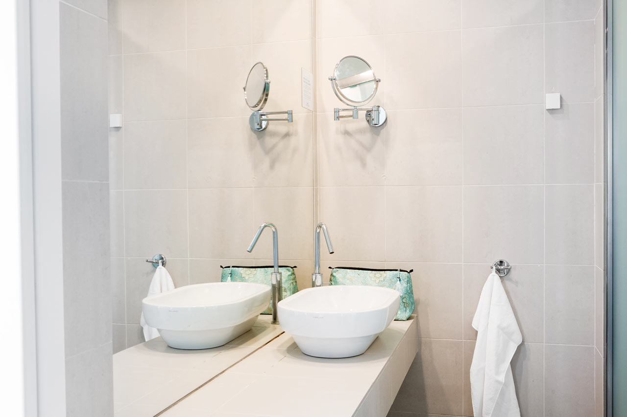 2-rums Club Suite, terrass med havsutsikt och poolaccess.