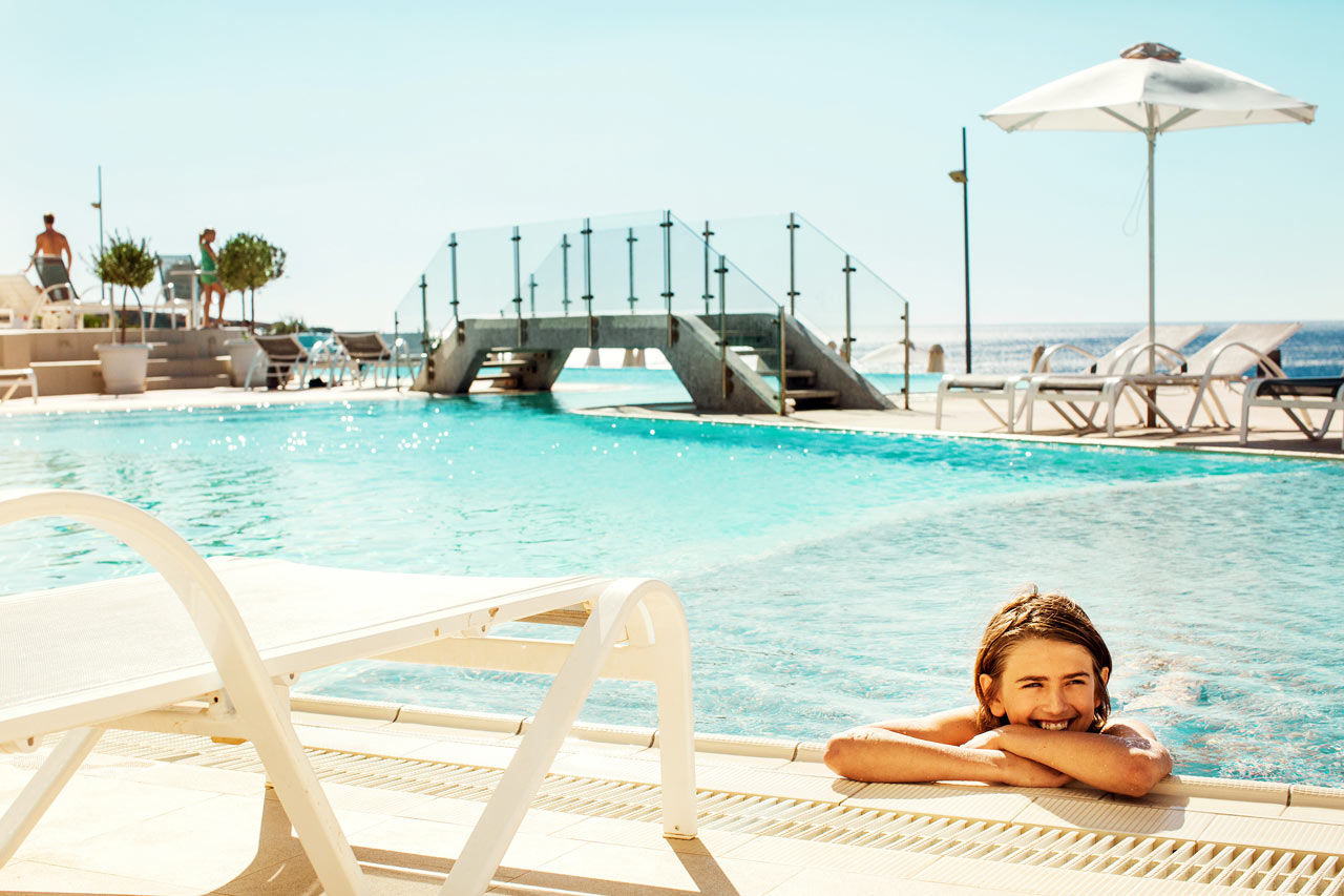 1-rums Compact Suite, terrass med havsutsikt och poolaccess.