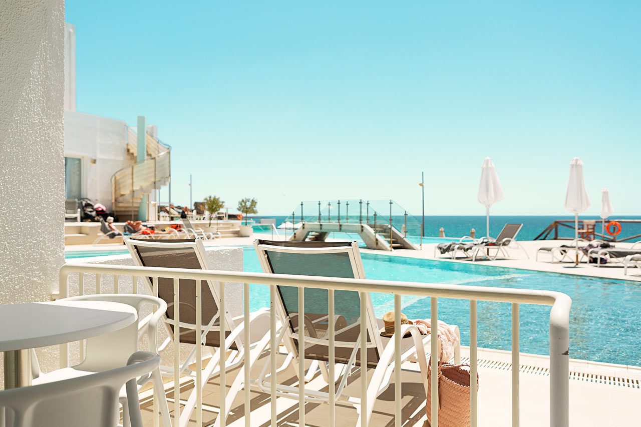 1-rums Compact Pool Suite, terrass med havsutsikt och poolaccess.