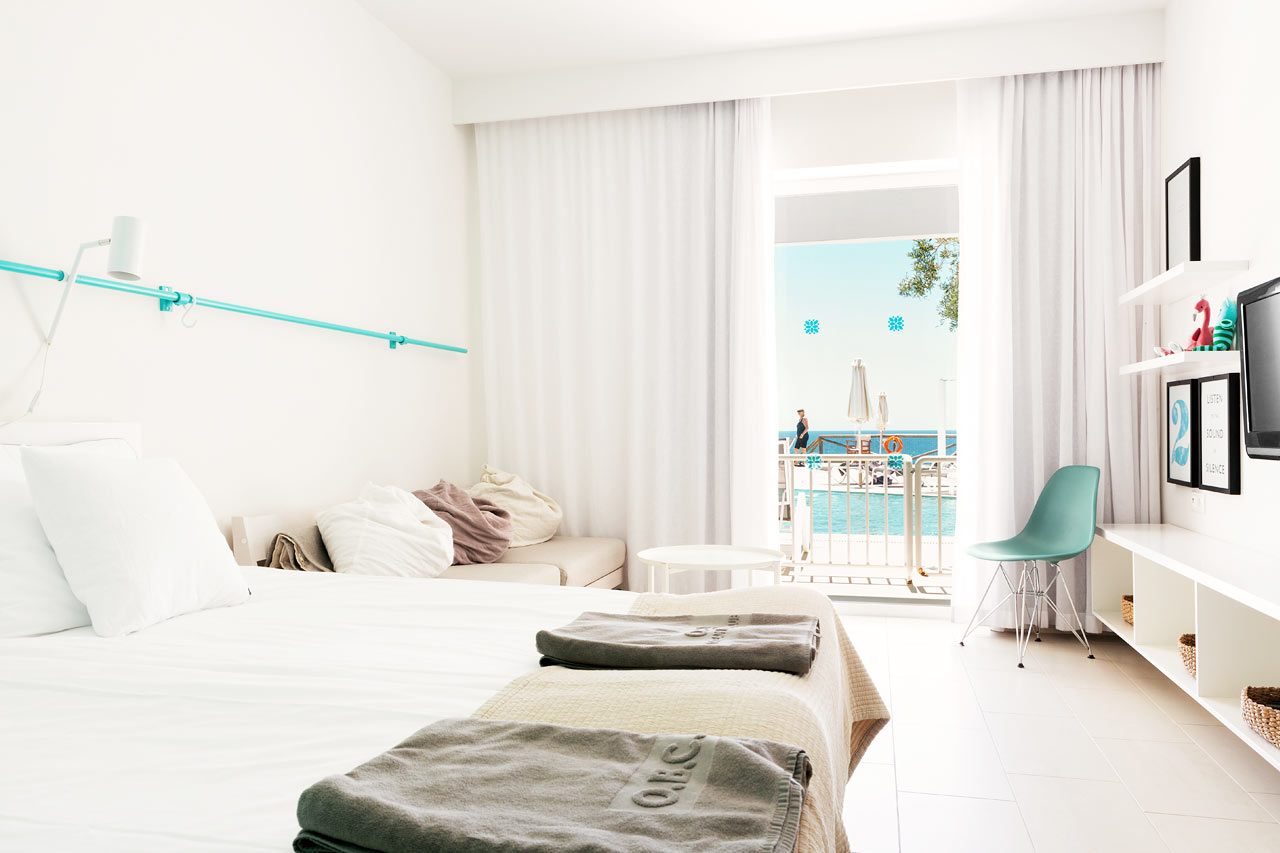 1-rums Compact Pool Suite, terrass med havsutsikt och poolaccess.