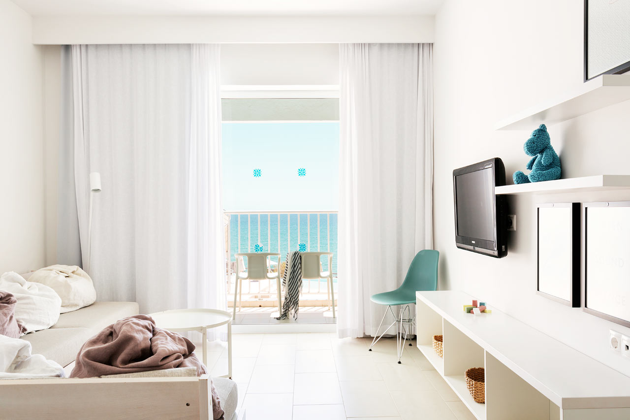 2-rums Club Suite, balkong mot poolområdet med havsutsikt.