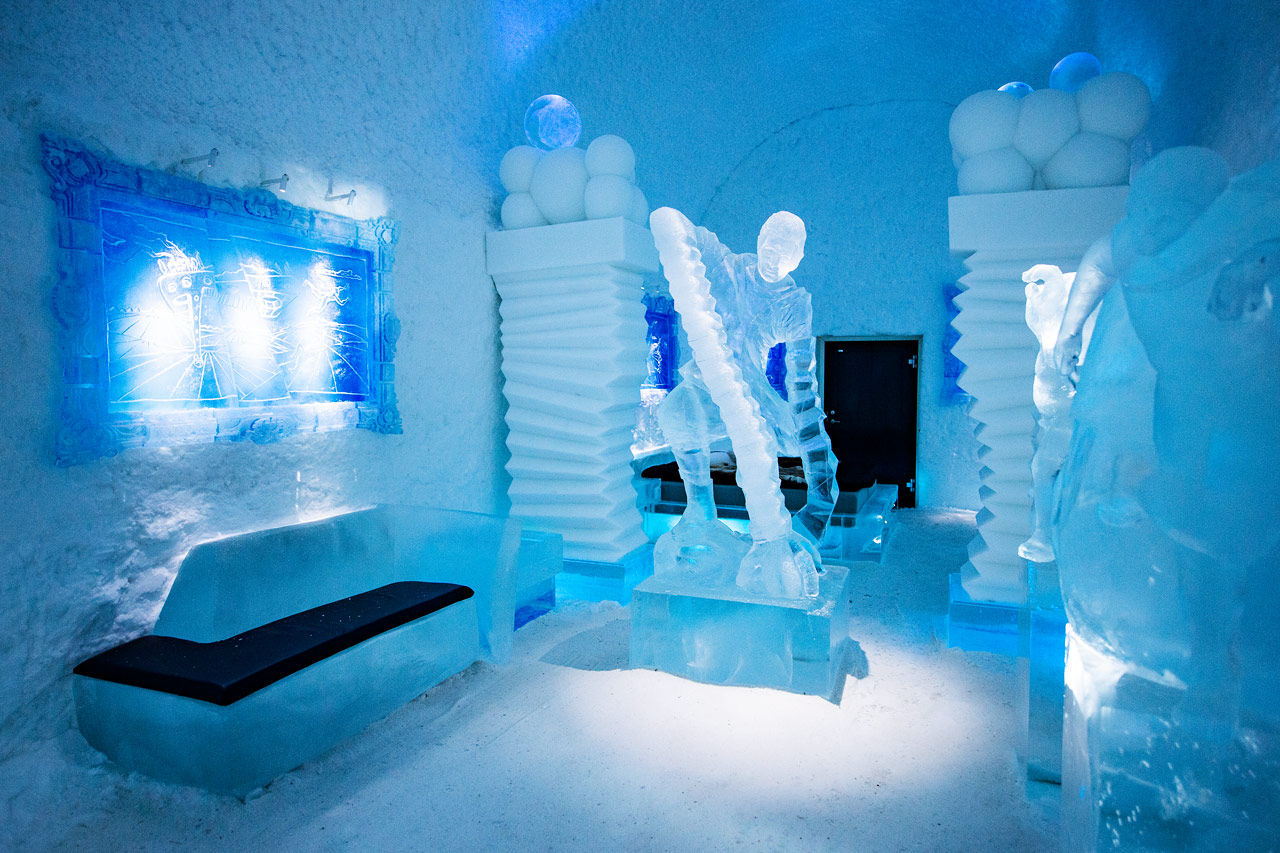 Konstsvit Hang Loose, Design av Edith Van de Wetering & Wilfred Stijger. Icehotel 365. Foto av Asaf Kliger