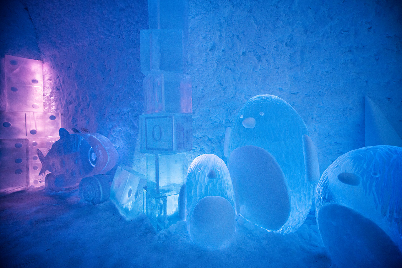 Deluxesvit Toybox, Design av Wouter Biegelaar & Viktor Tsarski. Icehotel 365. Foto av Asaf Kliger