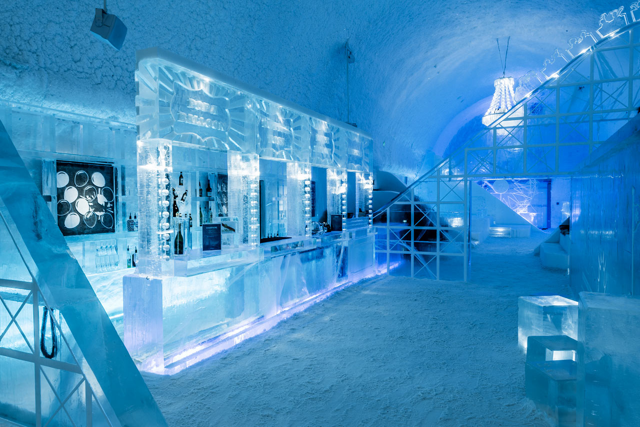 Icebar. Design av Mathieu Brison & Luc Voisin. Icehotel 365. Foto av Asaf Kliger