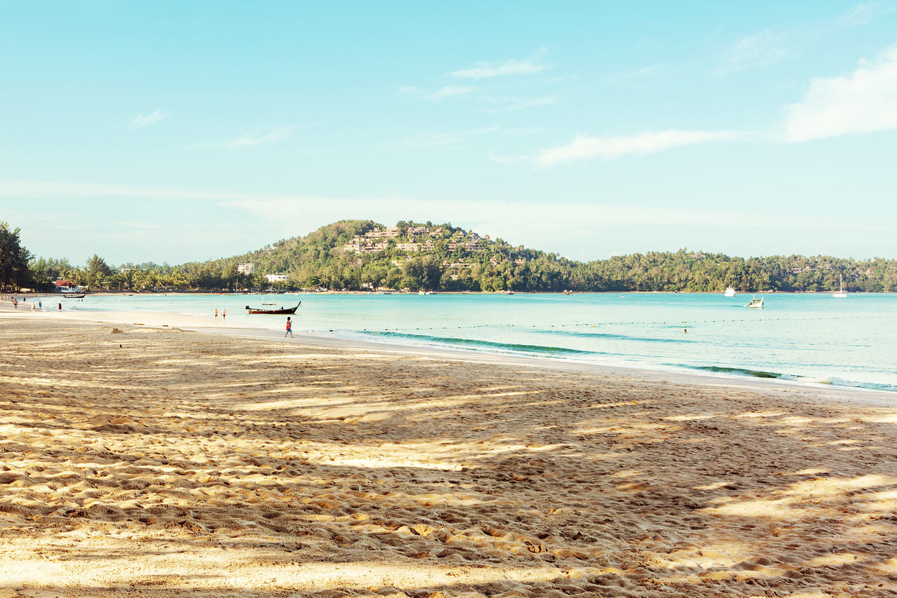 Precis utanför Sunwing Bangtao Beach hittar du en härlig strand.