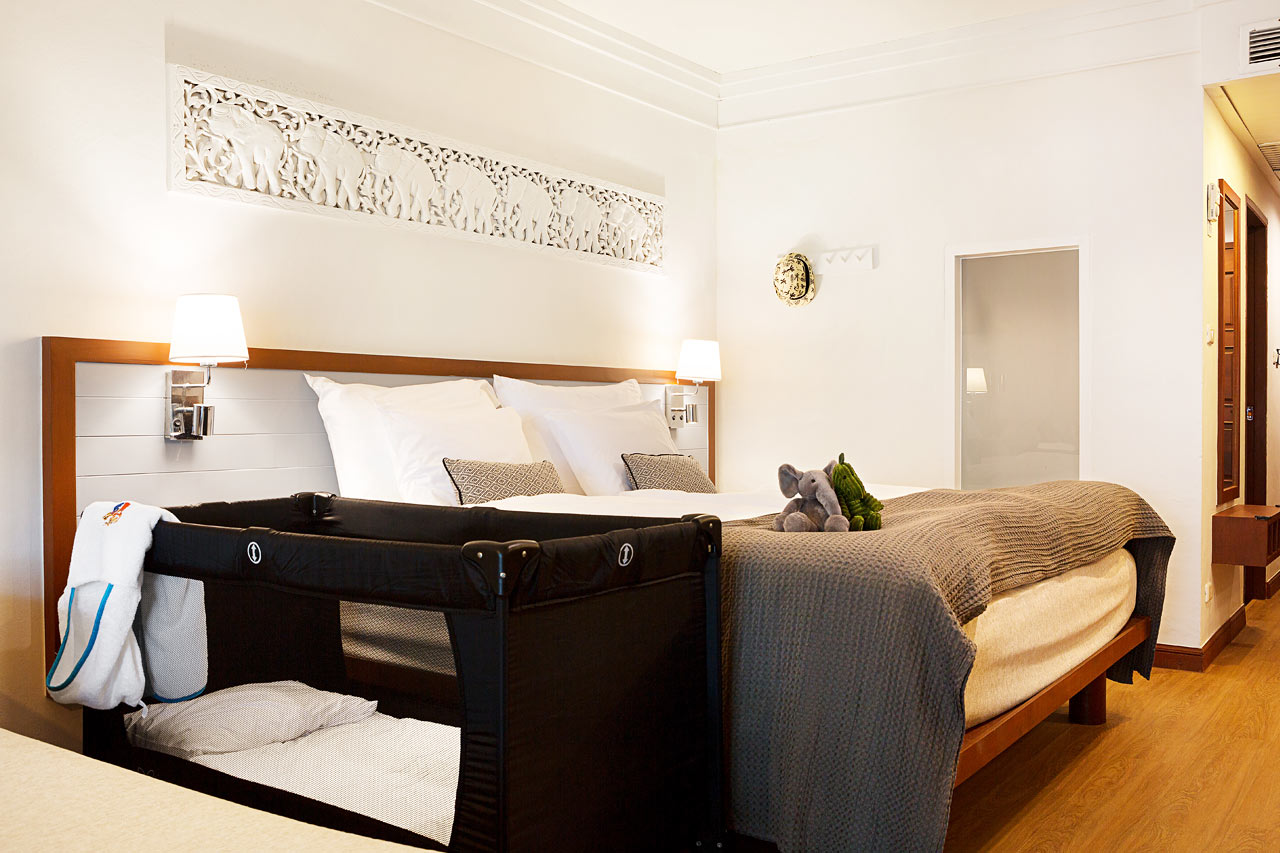 Enrumssvit Happy Baby Suite, terrass mot poolområdet och trädgården.